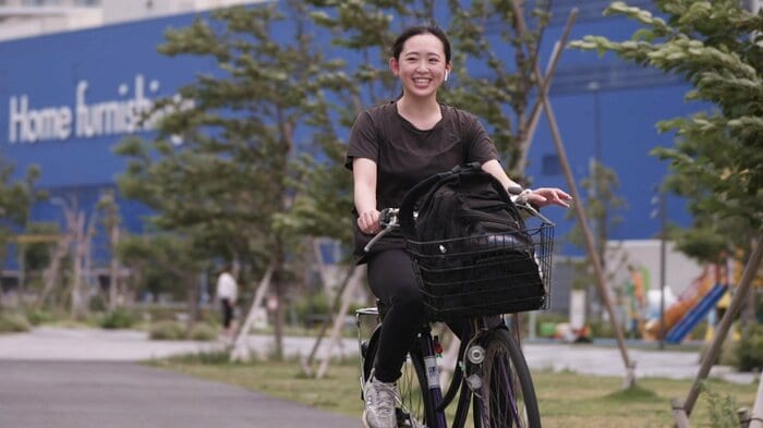 自転車でアルバイト先に向かう青木