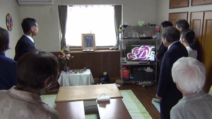 一般住宅に集まる旧統一教会信者の男女　3月