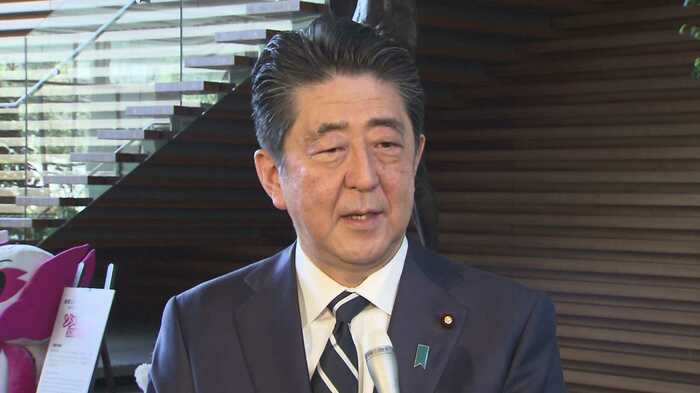 朝、記者団に答える安倍首相(4月1日 首相官邸)