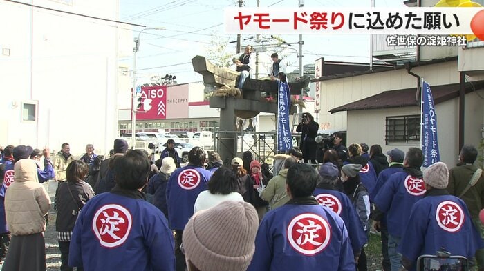 鳥居からのもちまき