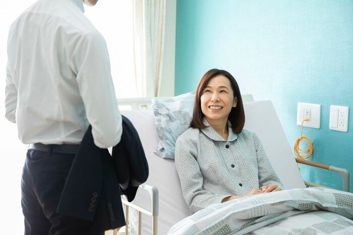 入院手続きなど「身元保証人」になってくれる人が浮かぶだろうか(画像:イメージ)