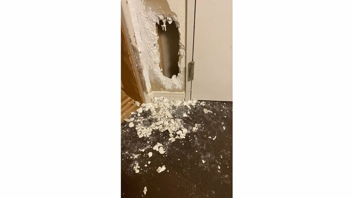 壁に大きな穴が!破片も散乱している