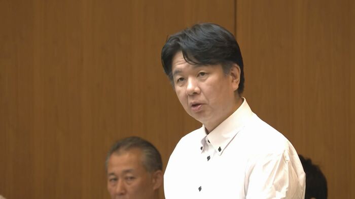 決議案の提案理由を説明する吉松県議(8月17日)
