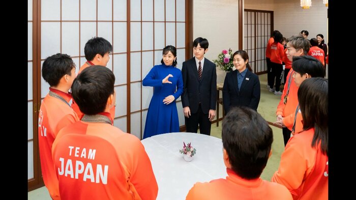 デフリンピックのメダリストと交流された　宮内庁提供