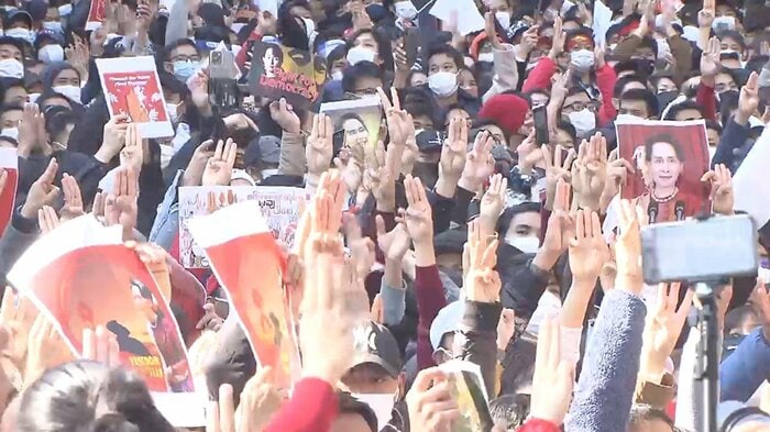 日本でもミャンマー大使館前では大規模なデモが行われた(2月7日)