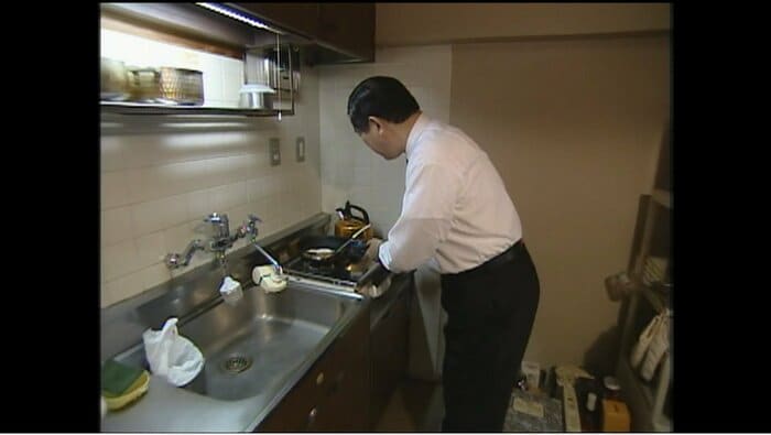 目玉焼きを焼く「ゲル長官」 2002年10月