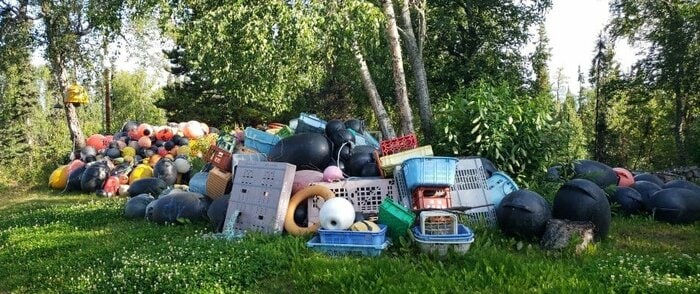 デービッドさんの庭には海岸で回収した漂着物が積まれている