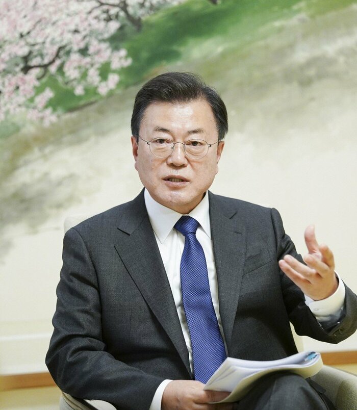 インタビューに答える文大統領(大統領HPより)
