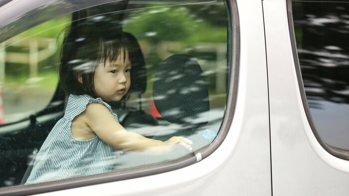 子供を車内で一人にしないことも重要(画像はイメージ)