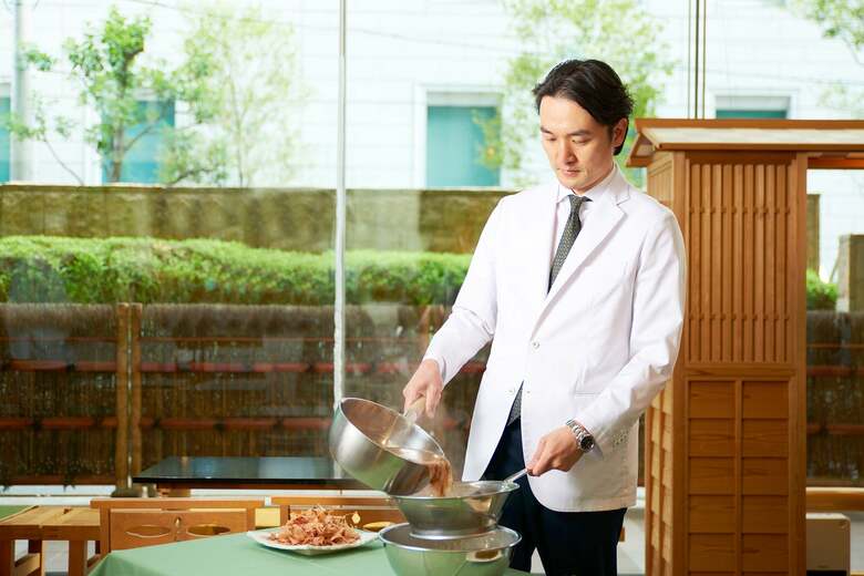 日本伝統の出汁をベースに多彩な味わいを楽しめる鍋つゆ「美鍋」シリーズ。出汁を極めて広めることが、日本の食文化を発展させる要に。