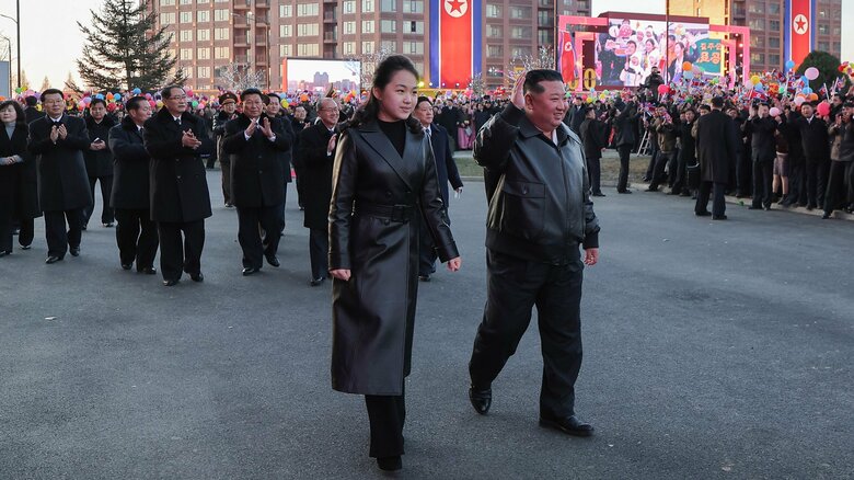北朝鮮・金正恩総書記が"後継者"娘のジュエ氏とともに住宅建設完成式に出席　党大会前に内政面の成果をアピールか｜FNNプライムオンライン
