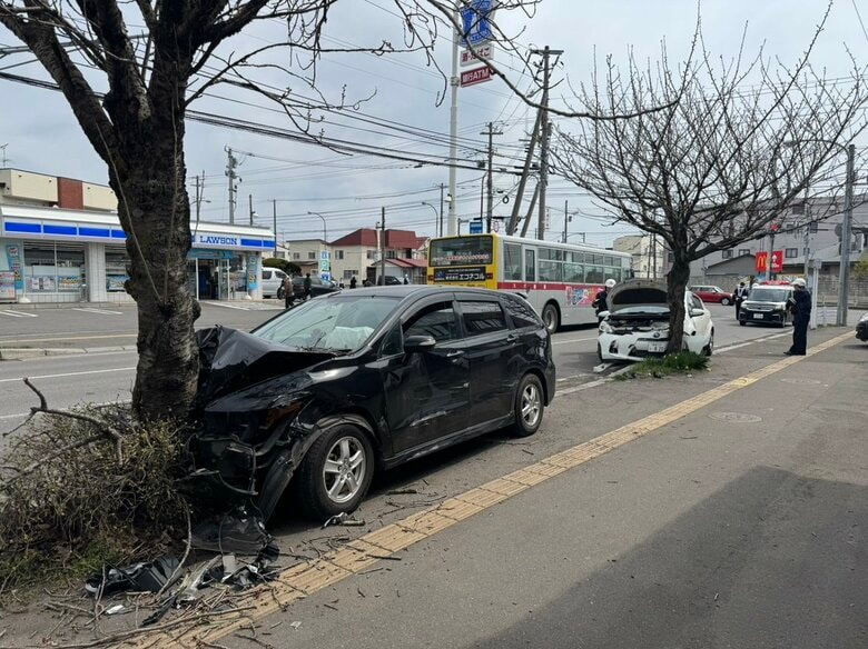 【速報】交差点で交通事故…車が街路樹に_ 運転手の50代男性が意識不明の重体〈北海道函館市〉｜FNNプライムオンライン