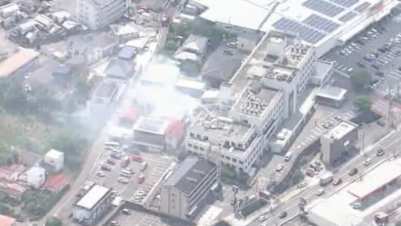 【速報】「２階から火が出ている」病院の近くで住宅火災　消防車６台出動　広島・東広島市｜FNNプライムオンライン