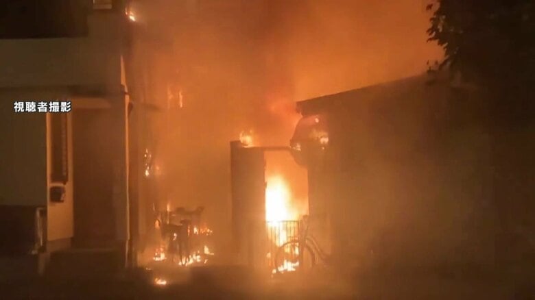 激しく燃え上がる炎…JR久喜駅近くの焼き鳥店で火災　約2時間半後消し止められるが店舗と住宅が半焼　消火にあたった消防隊員がけが　埼玉・久喜市｜FNNプライムオンライン
