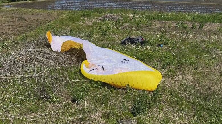 「やばい、ガシャーン」パラグライダーが畑に不時着　強風で操縦を誤ったか　男性けが　直前に住宅の屋根に足が当たる　長野・駒ケ根市｜FNNプライムオンライン