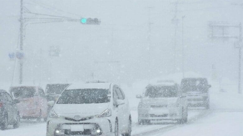 視界が突然真っ白に！？冬の運転は「ホワイトアウト」に要注意…発生しやすい3つの場所と遭遇時に“してはいけないこと”｜FNNプライムオンライン
