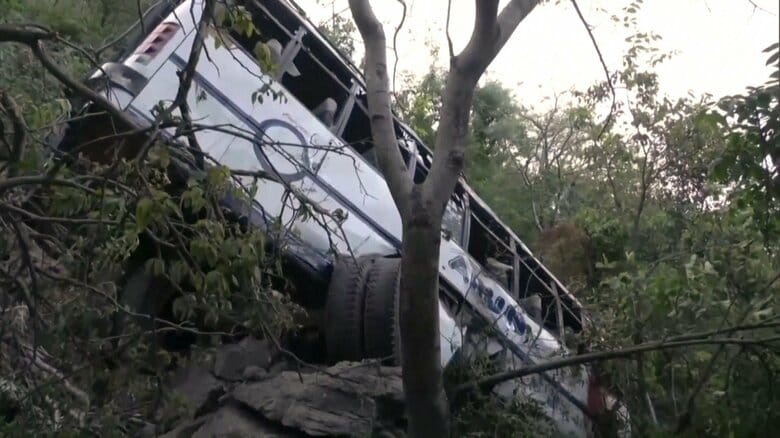 インド北部で武装勢力に襲われバス転落　9人死亡33人ケガ　イスラム過激派による犯行か｜FNNプライムオンライン