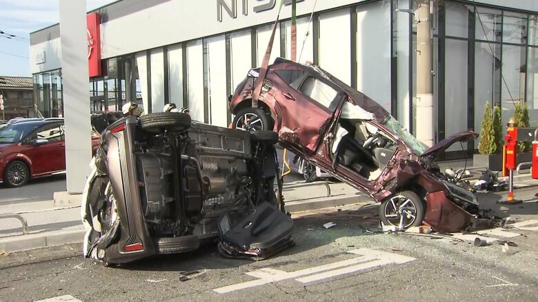 「車が飛んできた」前橋市の日産販売店に車突っ込み展示車など10台絡む事故 1人重体1人重傷|FNNプライムオンライン