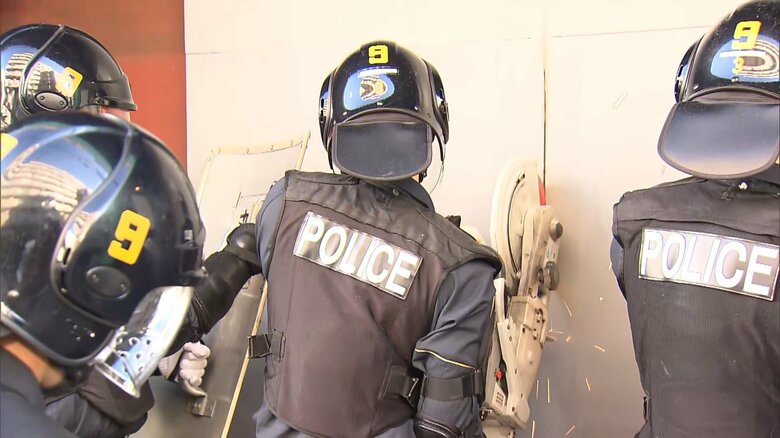 火花散る電動カッター 包囲する機動隊　過激派に“ガサ入れ”　広島県警･警視庁｜FNNプライムオンライン