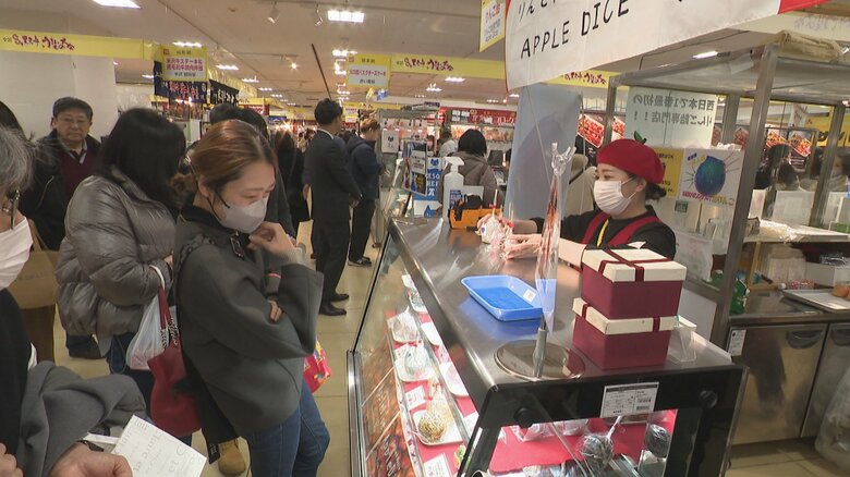 富山大和で「全国有名駅弁とうまいもの大会」スタート　「穴子ちらし寿司」の新作弁当や160種類のリンゴ飴など多くの人で賑わう｜FNNプライムオンライン