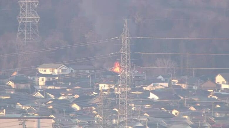 【速報】泉区の住宅で火災発生　「民家から火が出ている」通報相次ぐ　情報カメラでも炎確認〈仙台〉｜FNNプライムオンライン