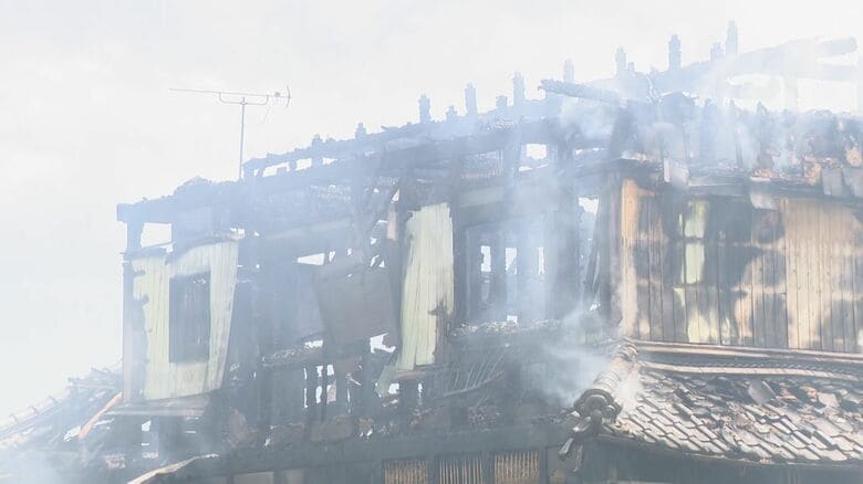 火事のあと連絡取れず…木造2階建ての住宅が全焼する火事 83歳男性が1人暮らしか｜FNNプライムオンライン