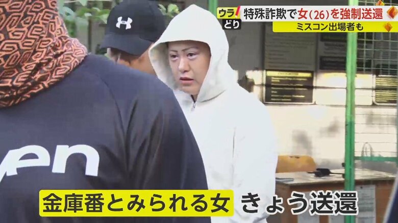 収容所を出る山田李沙容疑者(26)(マニラ・17日)