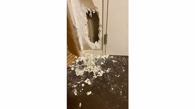 壁に大きな穴が!破片も散乱している