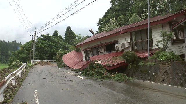 土砂崩れの被害に遭った住宅