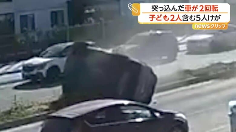駐車列の中から動き出した車に走ってきた別の車が衝突する瞬間（トルコ・テキルダー）（5）