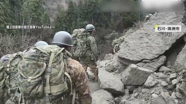 支援物資を背負い、孤立集落に向かう自衛隊員