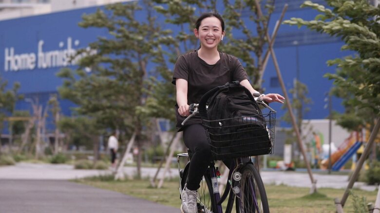 自転車でアルバイト先に向かう青木