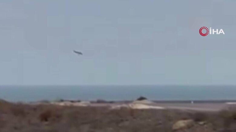 地上に向けて降下を続ける旅客機