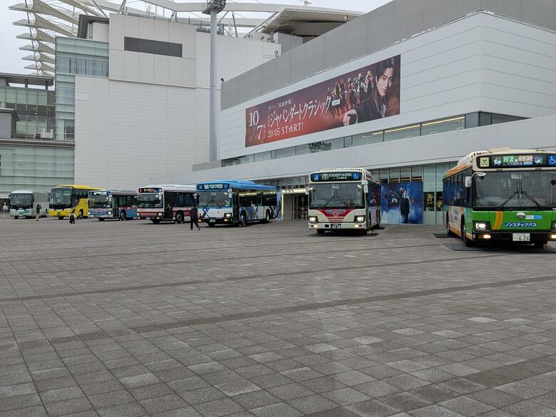 イベントに参加した6社のバスが並ぶ