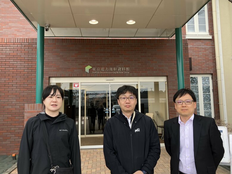 現地で取材を続ける福島テレビの記者たちと筆者（右端）＝東京電力廃炉資料館前で撮影＝