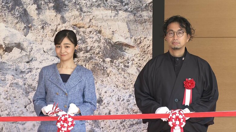 青い焼き物のイヤリング着用し「国際陶磁器フェスティバル」で初めてのテープカットに臨まれた佳子さま　