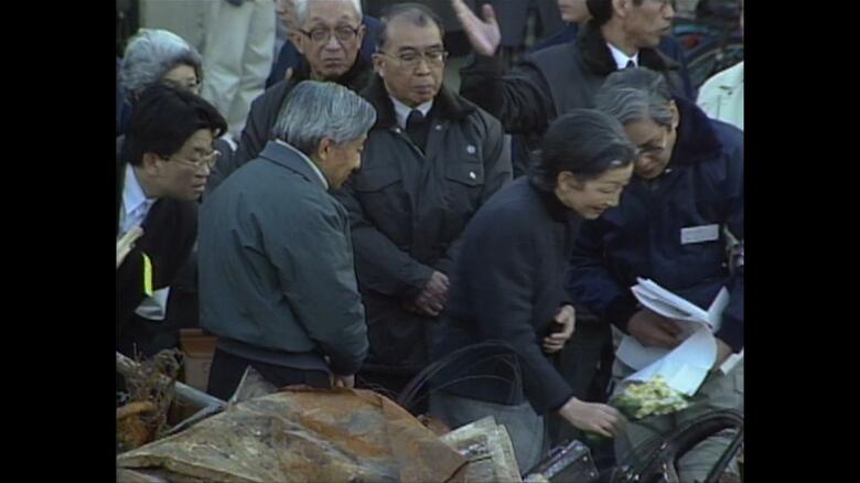 平成7年1月31日 スイセンの花を手向けられた美智子さま（神戸市）