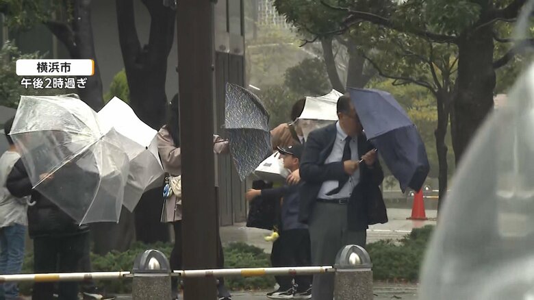 横殴りの雨では傘が壊れることも（3月31日）