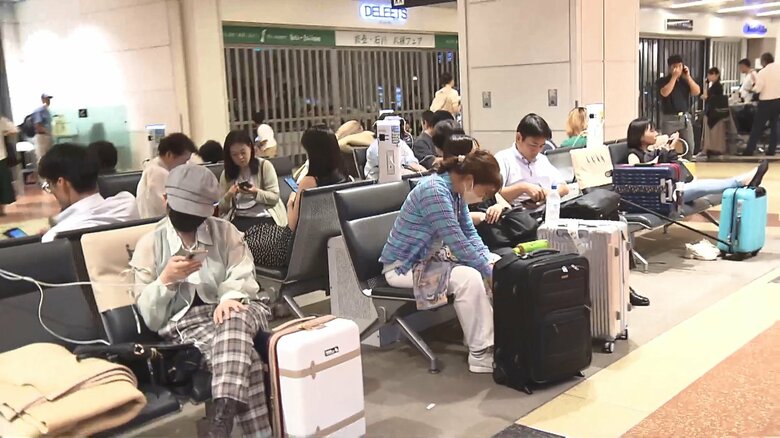 欠航により空港で一夜を明かす乗客
