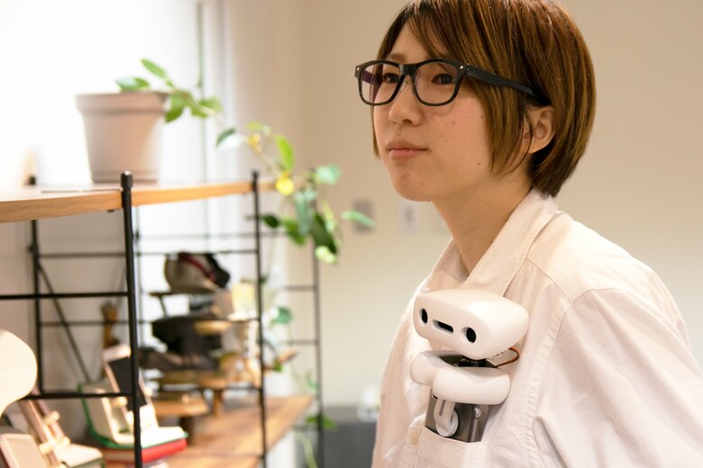 胸のポケットに入るロボットが子どもに代わって作文を発表