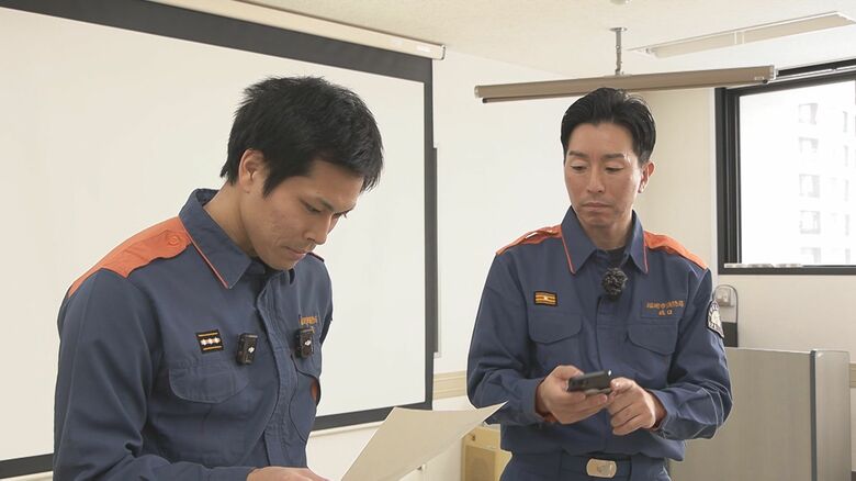 撮影前の台本確認をする宮岡誠さん（左）