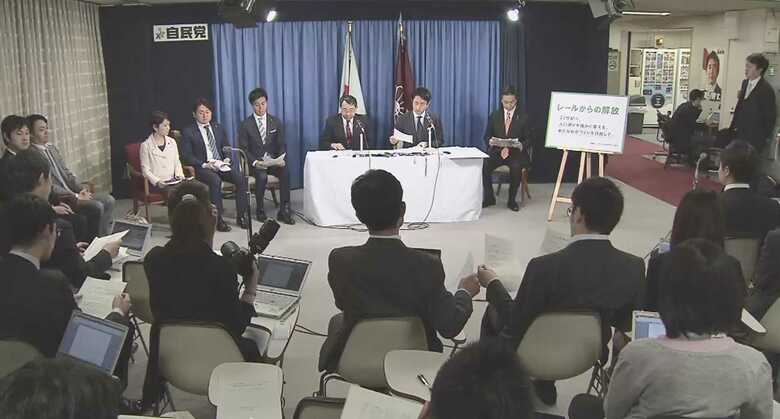 「レールからの解放」について会見する小泉氏