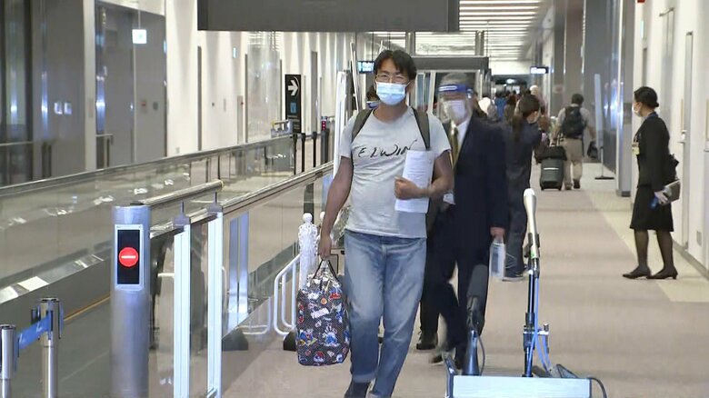 成田空港で報道陣の取材に応じた北角裕樹さん
「私を助けるために多くの方に力を尽くしていただいた」と謝意を示した。
2021年5月14日（金）午後10時30分頃撮影