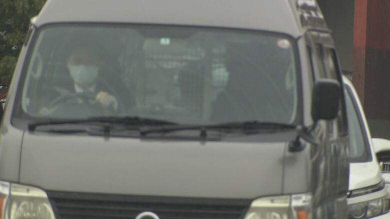 盗撮の疑いで逮捕された中学校教師を移送