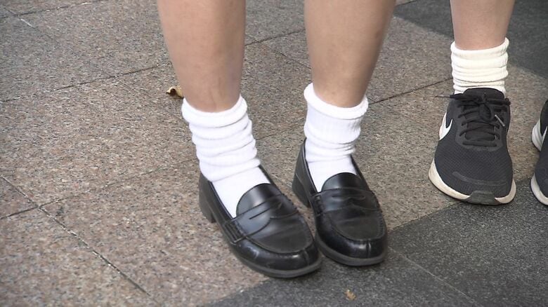 今女子高生に人気なのが1990年代のトレンド「ルーズソックス」