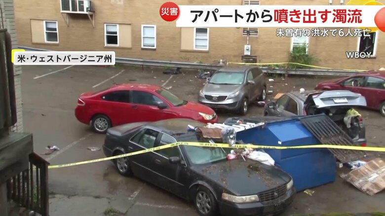 あたりに散乱していた流された家具