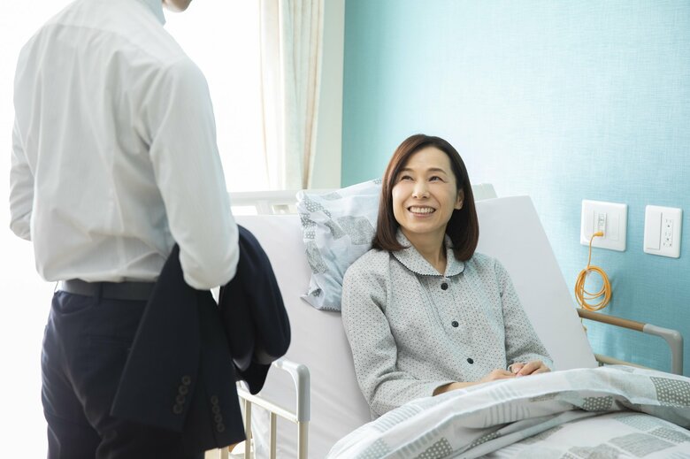 入院手続きなど「身元保証人」になってくれる人が浮かぶだろうか（画像：イメージ）