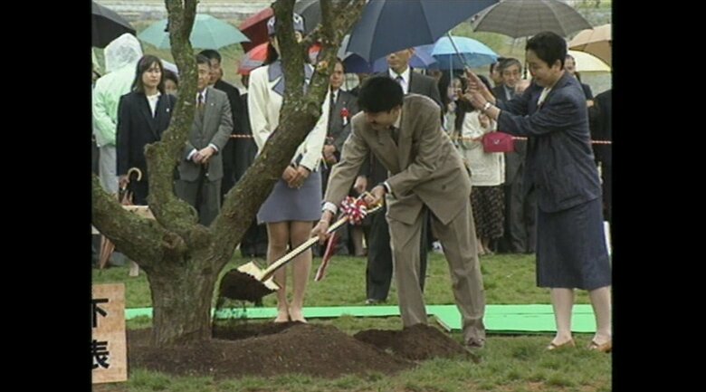 平成5年（1993年） ウメを記念植樹される秋篠宮さま（茨城・水戸市）