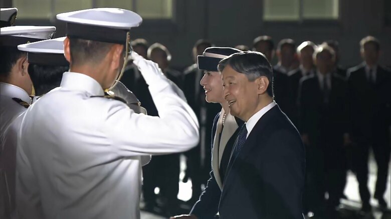 硫黄島を後にされる天皇皇后両陛下