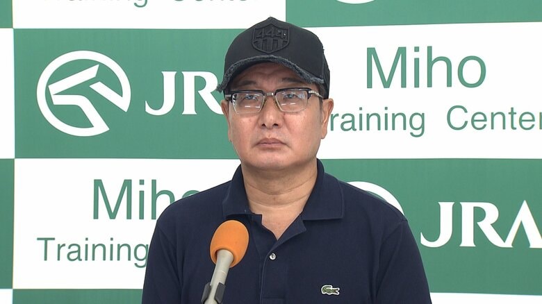 共同会見を行う堀宣行調教師